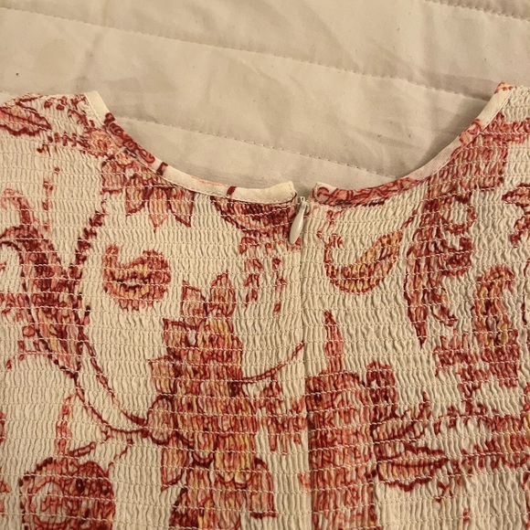 Express puff sleeve. Very cute.  Zip closure on back. Size M - Picture 5 of 5